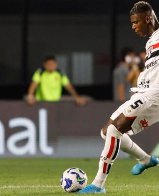 Zagueiro Arboleda, do São Paulo, enquanto passa a bola