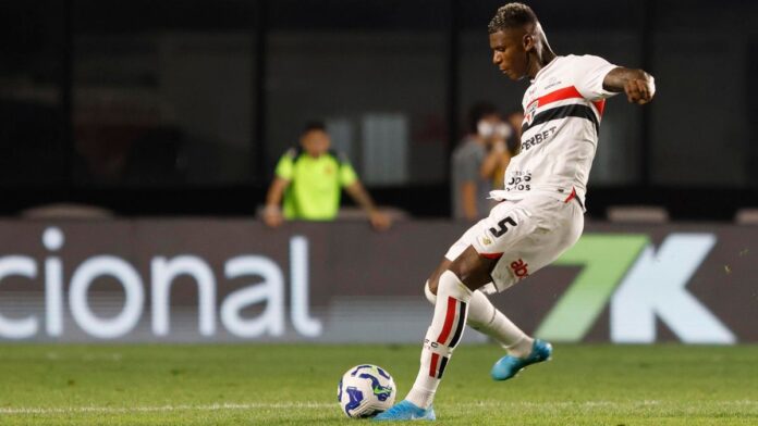 Zagueiro Arboleda, do São Paulo, enquanto passa a bola