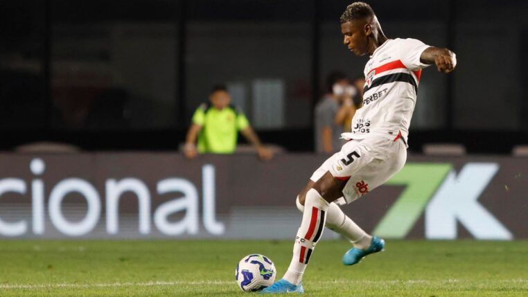 Zagueiro Arboleda, do São Paulo, enquanto passa a bola