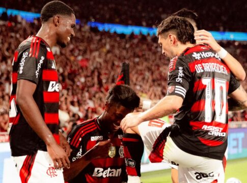 Flamengo vence o Bragantino por 3 a 0, dispara na liderança e abre quatro pontos no Brasileirão