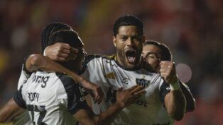 Atacante Hulk (Atlético-MG) comemora gol com colegas de time