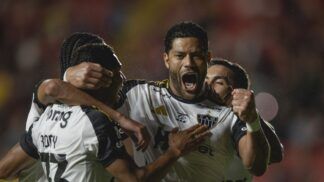 Atacante Hulk (Atlético-MG) comemora gol com colegas de time