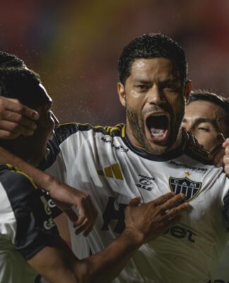 Atacante Hulk (Atlético-MG) comemora gol com colegas de time