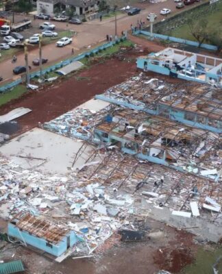 Galpão destruído pelo tornado em cidade do Paraná