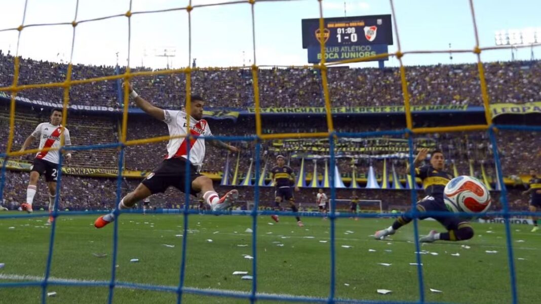 Merentiel, do Boca Juniors, se jogando no gramado para marcar o gol da equipe contra o River Plate.