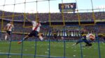Merentiel, do Boca Juniors, se jogando no gramado para marcar o gol da equipe contra o River Plate.