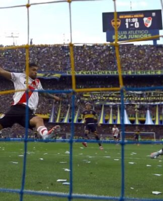Merentiel, do Boca Juniors, se jogando no gramado para marcar o gol da equipe contra o River Plate.