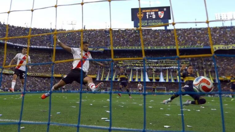 Merentiel, do Boca Juniors, se jogando no gramado para marcar o gol da equipe contra o River Plate.
