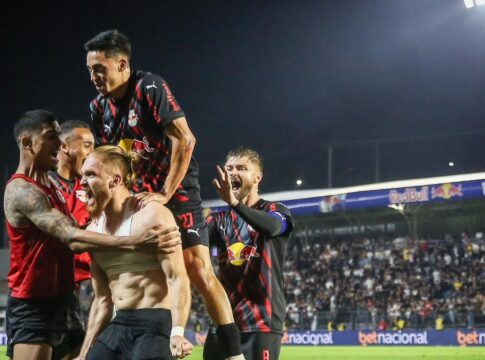 Isidro Pitta celebra o gol contra o Corinthians