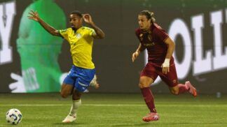 Allan disputa a bola com Cannobbio