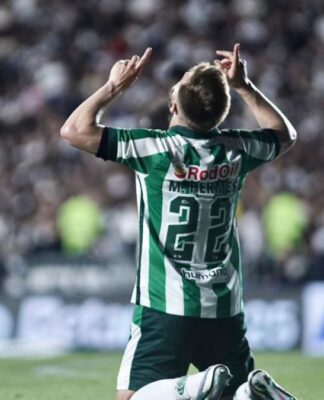 Marcelo Hermes comemora gol pelo Juventude