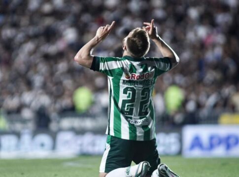 Marcelo Hermes comemora gol pelo Juventude