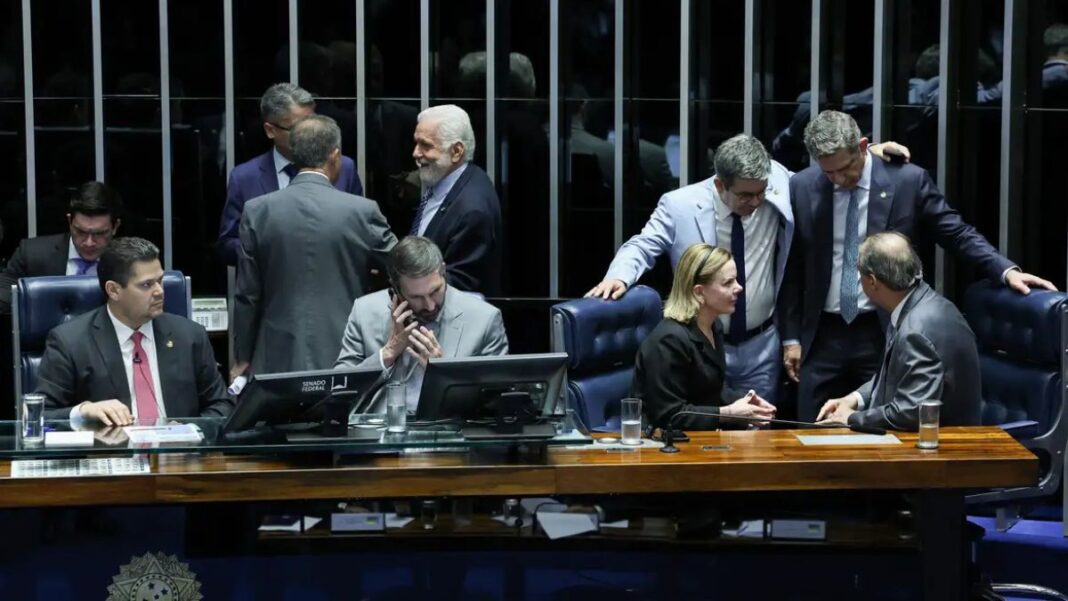 Senadores discutem sobre Imposto de Renda no plenário