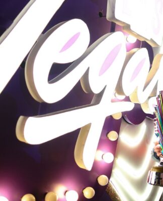 F1 tem noite caótica em Las Vegas, com vitória de Verstappen e dupla da McLaren desclassificada