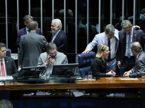 Senadores discutem sobre Imposto de Renda no plenário
