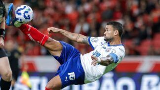 Willian José, do Bahia, tenta um voleio durante a partida