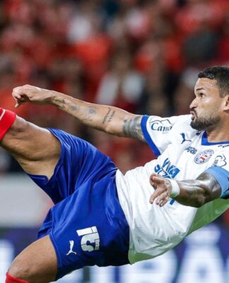 Willian José, do Bahia, tenta um voleio durante a partida