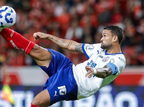 Willian José, do Bahia, tenta um voleio durante a partida