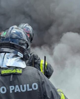Fumaça escura e fogo são filmados de cima por helicóptero.