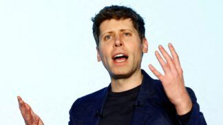 CEO da OpenAI, Sam Altman, falando durante evento