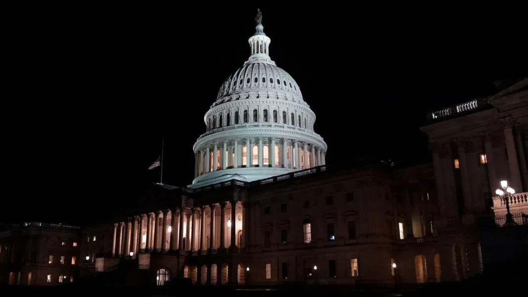 Cúpula do Capitólio, sede do Senado, aparece iluminado durante a noite
