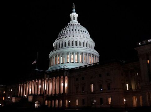 Cúpula do Capitólio, sede do Senado, aparece iluminado durante a noite