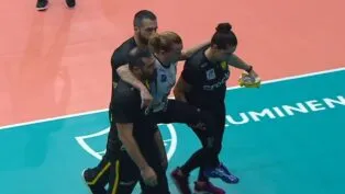 Ponteira do Praia Clube, Payon Caffrey sendo carregada para fora da quadra