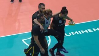 Ponteira do Praia Clube, Payon Caffrey sendo carregada para fora da quadra