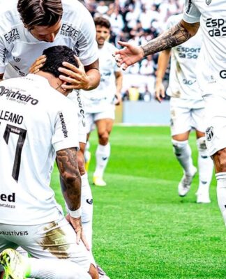 Galeano, do Ceará, comemora gol ajoelhado e é abraçado por companheiro de equipe