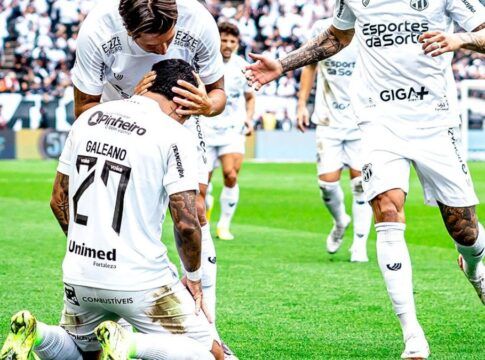 Galeano, do Ceará, comemora gol ajoelhado e é abraçado por companheiro de equipe