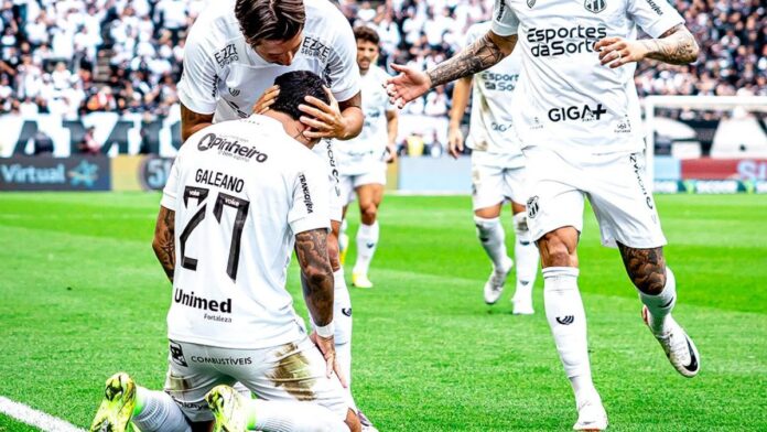 Galeano, do Ceará, comemora gol ajoelhado e é abraçado por companheiro de equipe