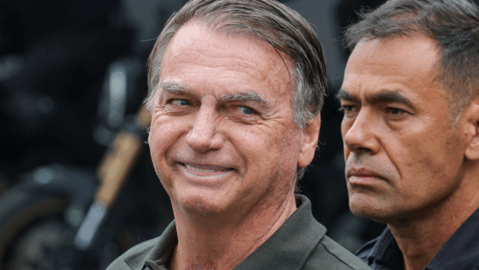 Cirurgia de Bolsonaro termina após três horas e meia