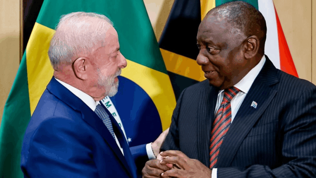 Lula ao lado do presidente da África do Sul, Cyril Ramaphosa