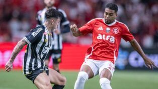 Jogadores do Santos e Inter duelam pela bola no Beira-Rio