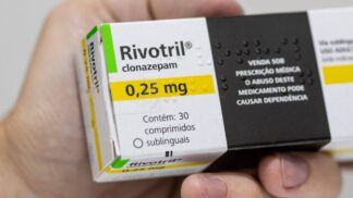 Caixa do medicamento rivotril na mão de uma pessoa