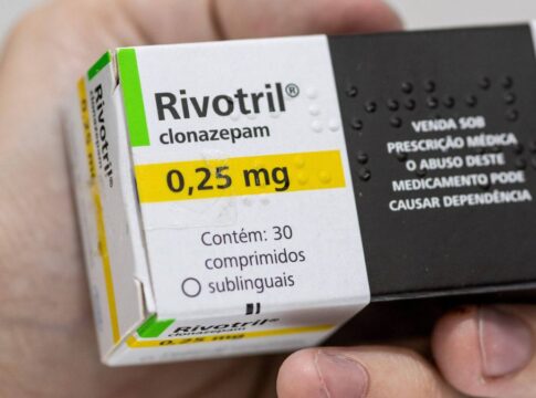 Caixa do medicamento rivotril na mão de uma pessoa