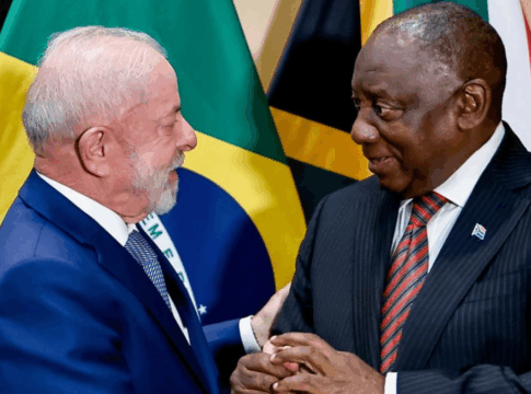 Lula ao lado do presidente da África do Sul, Cyril Ramaphosa