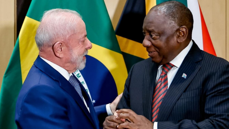 Lula ao lado do presidente da África do Sul, Cyril Ramaphosa