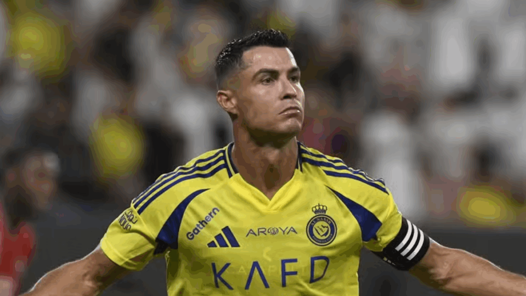 Cristiano Ronaldo comemorando um gol de braços abertos, jogando pelo Al-Nassr