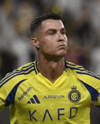 Cristiano Ronaldo comemorando um gol de braços abertos, jogando pelo Al-Nassr