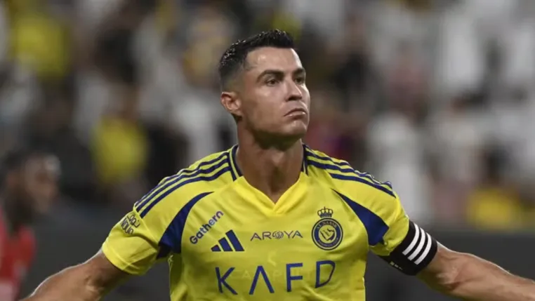 Cristiano Ronaldo comemorando um gol de braços abertos, jogando pelo Al-Nassr