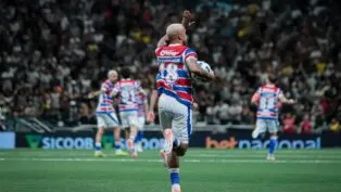 Deyverson celebra gol contra o Atlético Mineiro