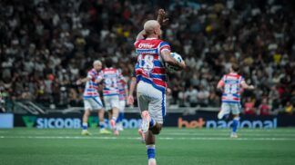 Deyverson celebra gol contra o Atlético Mineiro