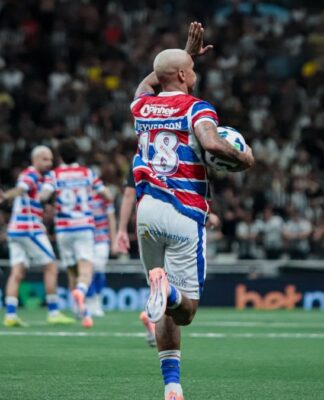 Deyverson celebra gol contra o Atlético Mineiro