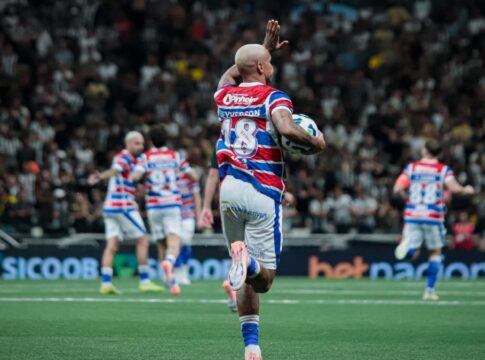 Deyverson celebra gol contra o Atlético Mineiro