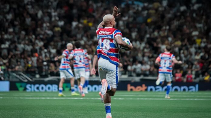Deyverson celebra gol contra o Atlético Mineiro