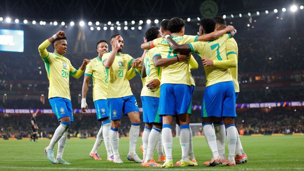 Jogadores do Brasil se abraçando durante comemoração de gol