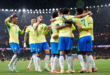 Jogadores do Brasil se abraçando durante comemoração de gol