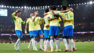 Jogadores do Brasil se abraçando durante comemoração de gol