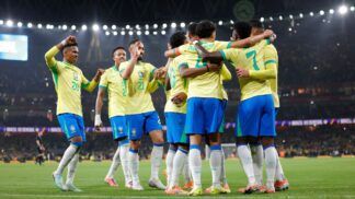 Jogadores do Brasil se abraçando durante comemoração de gol